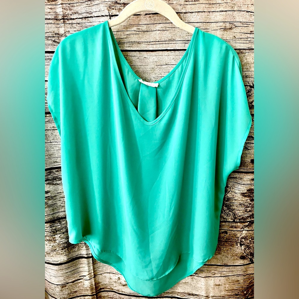 🌺Lush sea foam green drape top, size L